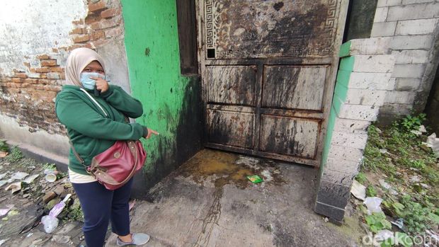 Penampakan kotoran manusia atau tinja yang dilempar Masriah ke depan rumah Wiwik