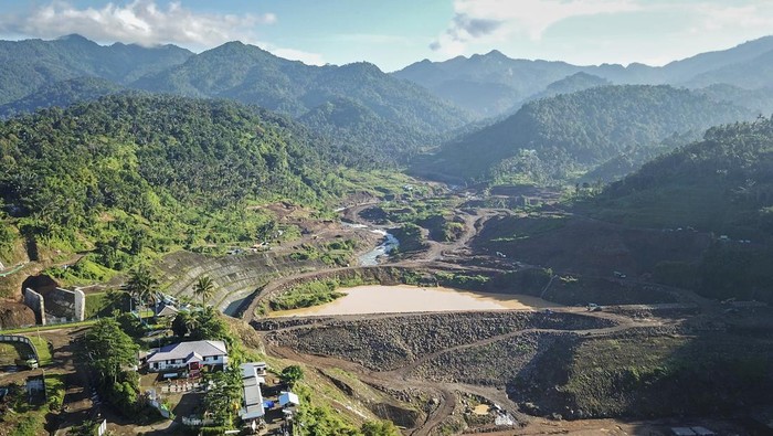 Foto udara proyek pembangunan Bendungan Meninting di Desa Bukit Tinggi, Kecamatan Gunungsari, Lombok Barat, NTB, Kamis (11/5/2023). Menurut data Balai Wilayah Sungai Nusa Tenggara I progres pembangunan fisik tersebut hingga kini telah mencapai 51,291 persen dan ditargetkan selesai pada Bulan Juni 2024.ANTARA FOTO/Ahmad Subaidi/YU