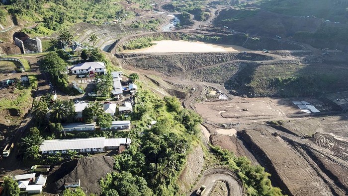 Foto udara proyek pembangunan Bendungan Meninting di Desa Bukit Tinggi, Kecamatan Gunungsari, Lombok Barat, NTB, Kamis (11/5/2023). Menurut data Balai Wilayah Sungai Nusa Tenggara I progres pembangunan fisik tersebut hingga kini telah mencapai 51,291 persen dan ditargetkan selesai pada Bulan Juni 2024.ANTARA FOTO/Ahmad Subaidi/YU