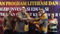 Nggak tanggung-tanggung, targetnya seribu guru untuk mendukung peningkatan literasi dan inklusi keuangan sekaligus mendorong pertumbuhan ekonomi di daerah. OJK terus meningkatkan sinergi dan kolaborasi bersama Self-Regulatory Organization (SRO) serta pemerintah daerah, selain mendukung peningkatan literasi dan inklusi keuangan juga mendorong pertumbuhan ekonomi di daerah.