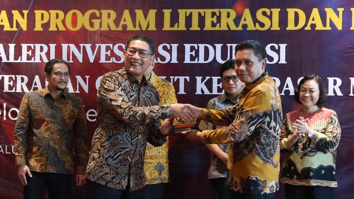 Kepala Eksekutif Pengawas Pasar Modal, Keuangan Derivatif dan Bursa Karbon OJK Inarno Djajadi menyampaikan pemaparan saat Pencanangan Program Literasi dan Inklusi 1.000 Guru di Kantor OJK Provinsi Maluku, Ambon, Maluku, Kamis (11/5/2023). OJK terus meningkatkan sinergi dan kolaborasi bersama Self-Regulatory Organization (SRO) serta pemerintah daerah, selain mendukung peningkatan literasi dan inklusi keuangan juga mendorong pertumbuhan ekonomi di daerah. ANTARA FOTO/HO/Humas OJK/wpa/YU