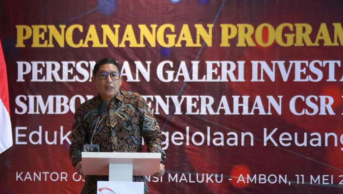 Kepala Eksekutif Pengawas Pasar Modal, Keuangan Derivatif dan Bursa Karbon OJK Inarno Djajadi menyampaikan pemaparan saat Pencanangan Program Literasi dan Inklusi 1.000 Guru di Kantor OJK Provinsi Maluku, Ambon, Maluku, Kamis (11/5/2023). OJK terus meningkatkan sinergi dan kolaborasi bersama Self-Regulatory Organization (SRO) serta pemerintah daerah, selain mendukung peningkatan literasi dan inklusi keuangan juga mendorong pertumbuhan ekonomi di daerah. ANTARA FOTO/HO/Humas OJK/wpa/YU