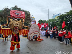 Daftarkan Bacaleg ke KPU Surabaya, NasDem Disambut Remo-PDIP Bawa Reog