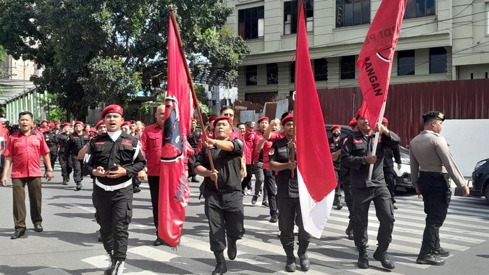Pengurus DPC PDIP Medan datangi kantor KPU dengan berjalan kaki (Nizar Aldi/detikSumut)