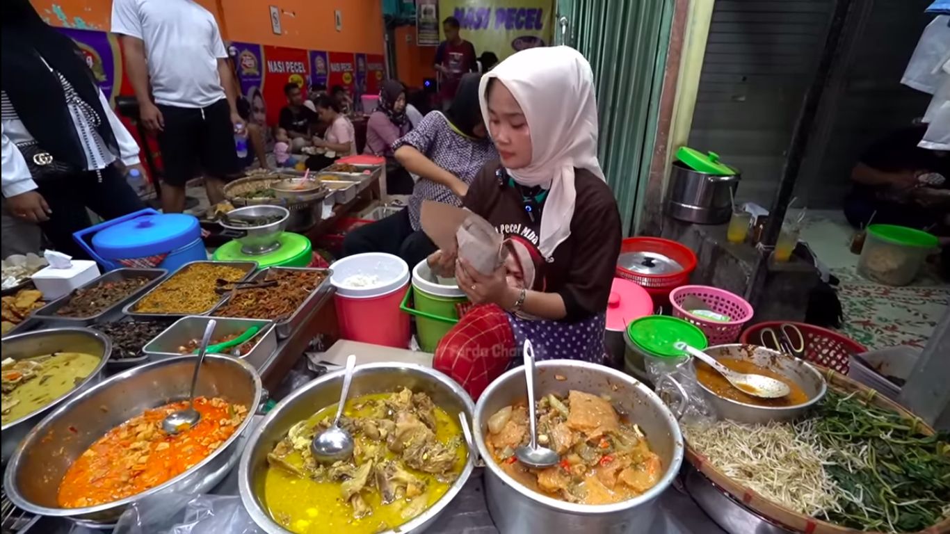 Wanita Cantik Ini Tak Gengsi Jualan Nasi Pecel Beromzet Rp 12 Juta