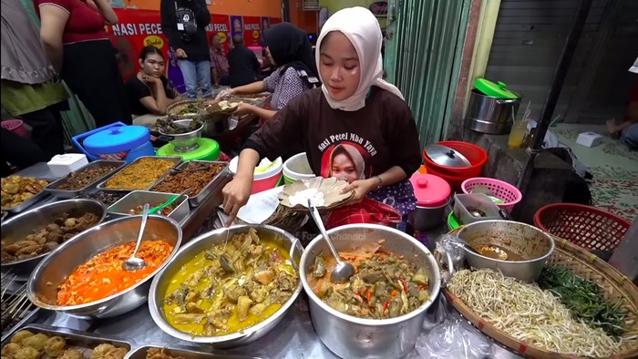 Penjual nasi pecel cantik