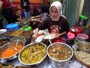 Wanita Cantik Ini Tak Gengsi Jualan Nasi Pecel Beromzet Rp 12 Juta