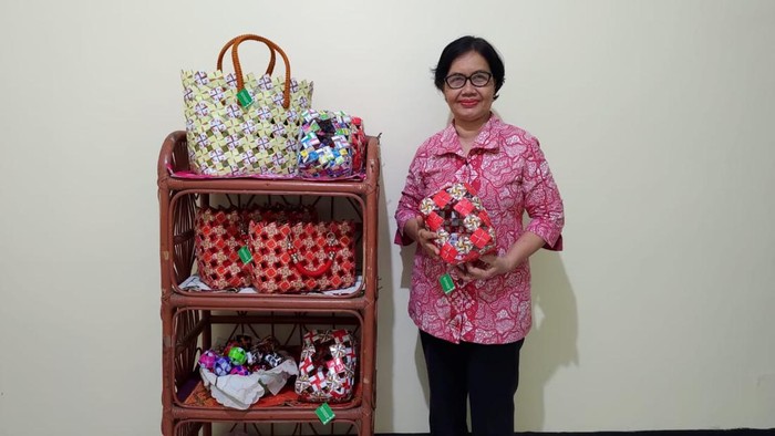 Pensiun dari Guru, Wanita Ini Jual Tas dari Bungkus Kopi Modal Rp 100.000