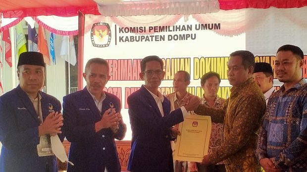 Penyerahan Dokumen setelah dinyatakan lengkap oleh Ketua KPU Dompu dan pengurus NasDem Dompu, Kamis (11/5/2023). (Faruk Nickyrawi)
