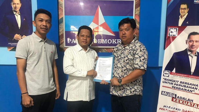 Penyerahan surat pengunduran Ketua Bapilu DPC Demokrat Tanjungpinang