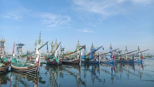 Nelayan di Desa Pengambengan, Negara, Jembrana, banting setir menjadi buruh bangunan karena tak mendapatkan solar subsidi.