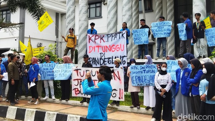 Pergerakan Mahasiswa Islam Indonesia (PMII) Cabang Pandeglang meminta KPK datang ke Pandeglang. (Dok Aris Rivaldo/detikcom).