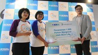 Direktur & Chief Distribution Officer (CDO) BCA Life Eva Agrayani (dari kiri), Direktur & Chief Compliance Officer (CCO) BCA Life Sukawati Lubis, dan Investment Advisory Representative Lindungi Hutan Adryan Hafizh berbincang di sela-sela konferensi pers di Jakarta, Kamis (11/5).