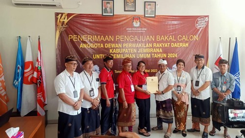 Perwakilan DPC PDI Perjuangan Jembrana, saat mendaftarkan bacaleg di Komisi Pemilihan Umum (KPU) Jembrana, Kamis (11/5/2023). (I Putu Adi Budiastrawan/detikBali).