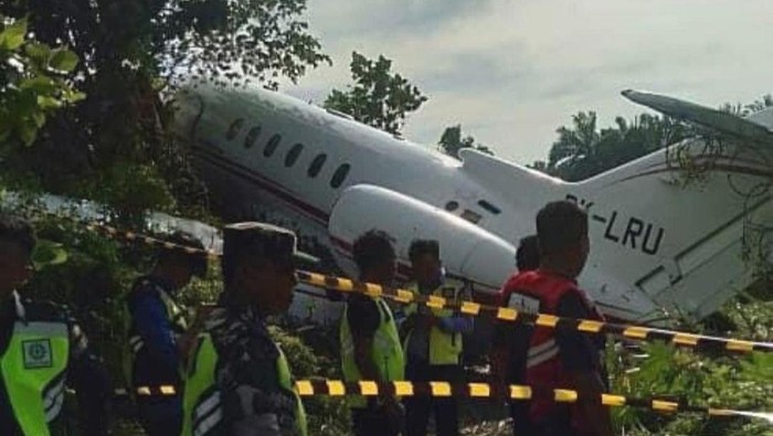 Pesawat Hawker 900XP PK-LRU overrun di Morowali. Pesawat Hawker 900XP PK-LRU overrun di Morowali.