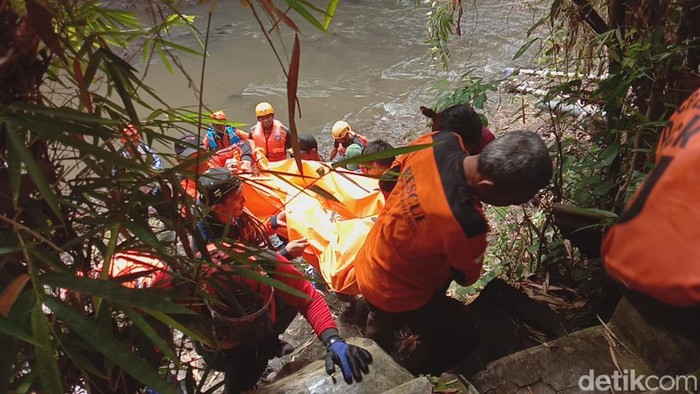 Petugas mengevakuasi jenazah warga Malang yang terpeleset di sungai