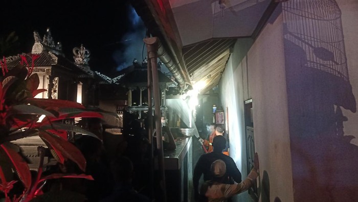 Petugas Pemadam Kebakaran (Damkar) Jembrana saat memadamkan api di sebuah gudang wastra di Jalan Kutilang Gang l No.10, Banjar Satria, Kelurahan Pendem, Kecamatan Negara, Kabupaten Jembrana, Kamis (11/5/2023). (I Putu Adi Budiastrawan/detikBali).