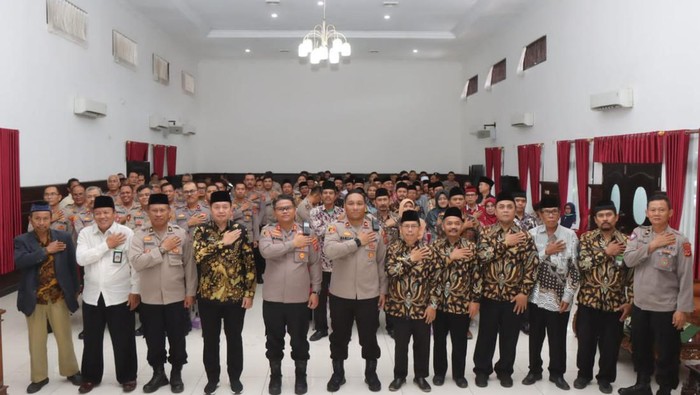 Polisi saat mengumpulkan penyuluh agama di Indramayu