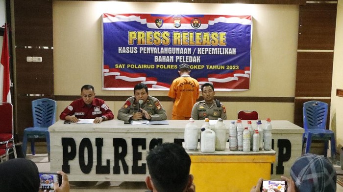 Polisi saat rilis kasus pengungkapan bom ikan di Pangkep.