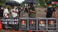 Mereka menuntut pemerintah untuk mengusut tuntas Tragedi Trisakti dan Peristiwa 13-15 Mei 1998.
