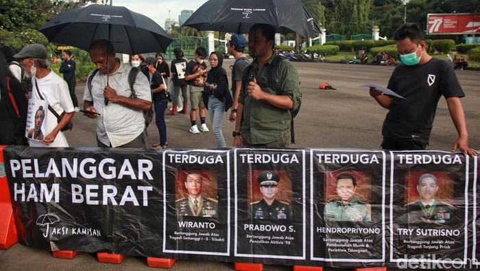 Aktivis Jaringan Solidaritas Korban untuk Keadilan (JSKK) kembali menggelarAksi Kamisan ke-773 di seberang Istana Merdeka.