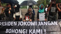 Massa aksi juga membawa sejumlah atribut seperti spanduk.