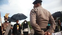 Aksi ini dikawal ketat sejumlah personel kepolisian.