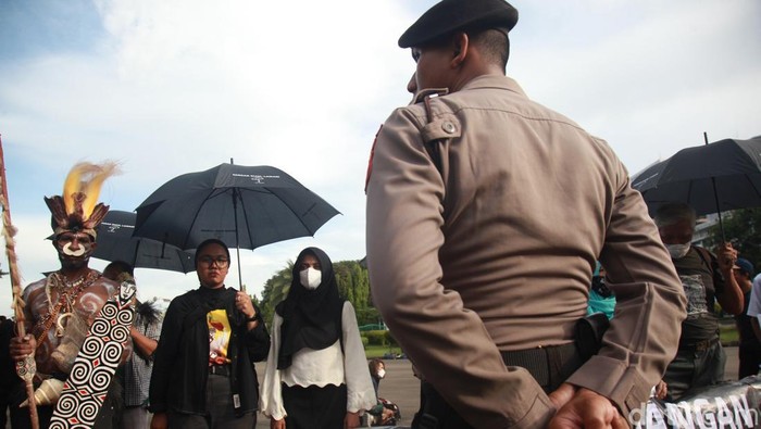 Potret Aksi Kamisan ke-773 di Istana Merdeka Aktivis Jaringan Solidaritas Korban untuk Keadilan (JSKK) kembali menggelarAksi Kamisan ke-773 di seberang Istana Merdeka.
