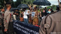 Sejumlah aktivis melakukan Aksi Kamisan ke-773 di seberang Istana Merdeka, Jakarta, Kamis (11/5/2023).