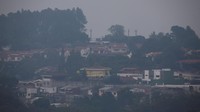 Kota San Salvador diselimuti debu yang terbawa angin dari Gurun Sahara.  