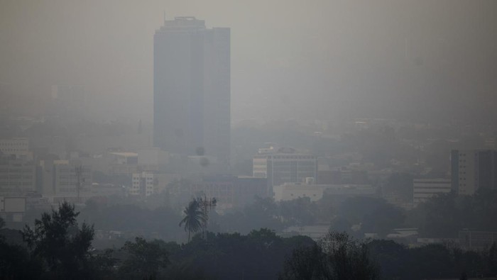 Potret El Salvador Diselimuti Debu Gurun Sahara General view of San Salvador as dust carried by winds from the Sahara desert shrouds the city, in El Salvador May 9, 2023. REUTERS/Jose Cabezas