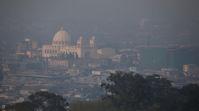 Potret El Salvador Diselimuti Debu Gurun Sahara General view of San Salvador as dust carried by winds from the Sahara desert shrouds the city, in El Salvador May 9, 2023. REUTERS/Jose Cabezas