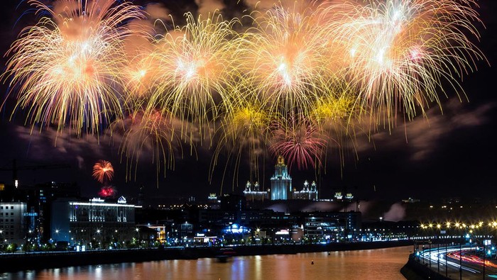 Fireworks explode over Moscow State University building on Victory Day, which marks the 78th anniversary of the victory over Nazi Germany in World War Two, in Moscow, Russia May 9, 2023. REUTERS/Maxim Shemetov