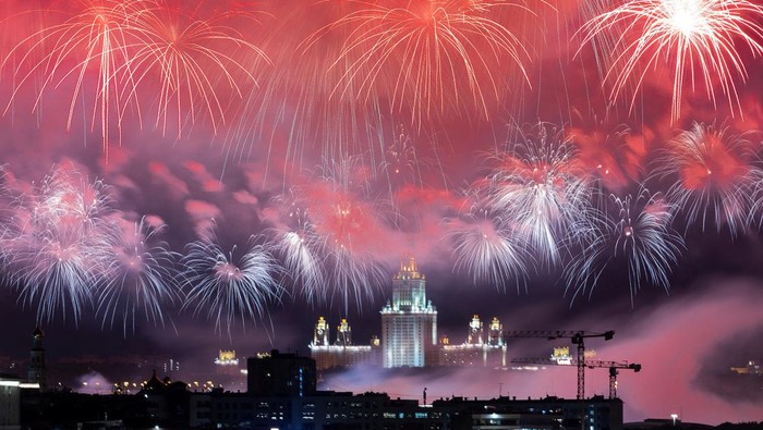 Potret Meriah Pesta Kembang Api Peringati Hari Kemenangan Rusia Fireworks explode over Moscow State University building on Victory Day, which marks the 78th anniversary of the victory over Nazi Germany in World War Two, in Moscow, Russia May 9, 2023. REUTERS/Maxim Shemetov