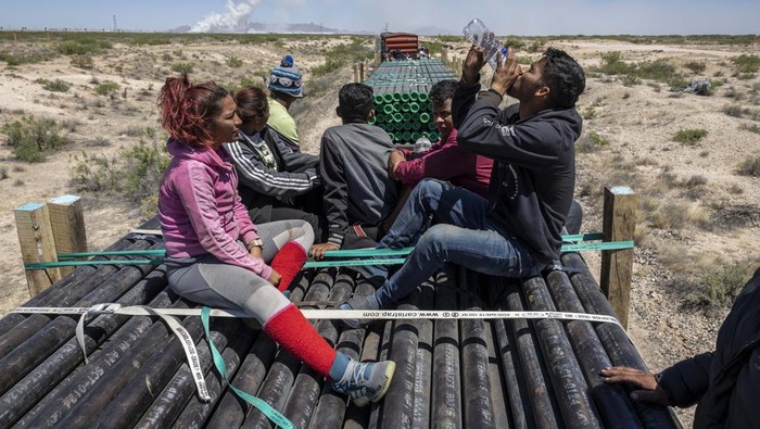 CIUDAD JUAREZ, MEXICO - MAY 10:  Immigrants ride atop a freight train while en route to the U.S.-Mexico border on May 10, 2023 near Ciudad Juarez, Mexico. Many migrants make the cheap yet dangerous ride north through Mexico on a network of freight trains, known as La Bestia (the Beast). A surge of immigrants is expected with the end of the U.S. government's Covid-era Title 42 policy, which for the past three years has allowed for the quick expulsion of irregular migrants entering the country. (Photo by John Moore/Getty Images)