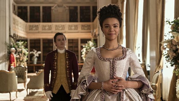 Cuplikan adegan di serial Queen Charlotte di Netflix.
