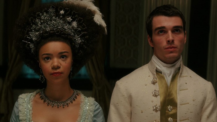 Cuplikan adegan di serial Queen Charlotte di Netflix.