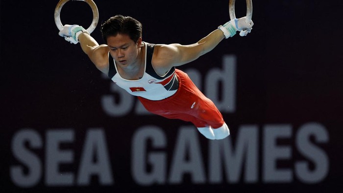 Southeast Asian Games - Artistic Gymnastics - Olympic Marquee, Phnom Penh, Cambodia - May 9, 2023 Vietnam's Nguyen Van Khanh Phong in action during the men's rings final before winning the gold medal REUTERS/Kim Kyung-Hoon