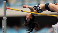Thanh Vy Nguyen dari Vietnam beraksi selama latihan lompat tinggi putri. REUTERS/Chalinee Thirasupa  