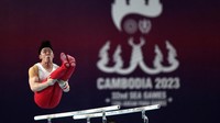 Jer Rong Chong dari Singapura beraksi selama kualifikasi senam artistik putra. REUTERS/Chalinee Thirasupa