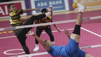 Jirasak Pakbuangoen dari Thailand, kanan, menendang bola melawan Mohammad Azlan Alias dari Malaysia selama pertandingan regu Sepaktakraw putra. AP/Tatan Syuflana  