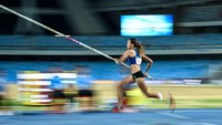 Chonthicha Khabut dari Thailand bertanding di final lompat galah putri pada SEA Games ke-32. Mohd Rasfan/AFP/Getty Images  