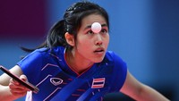 Suthasini Sawettabut dari Thailand menatap bola saat bertanding melawan Karen Lyne Dick dari Malaysia di final beregu tenis meja putri SEA Games ke-32. Mohd Rasfan/AFP/Getty Images  