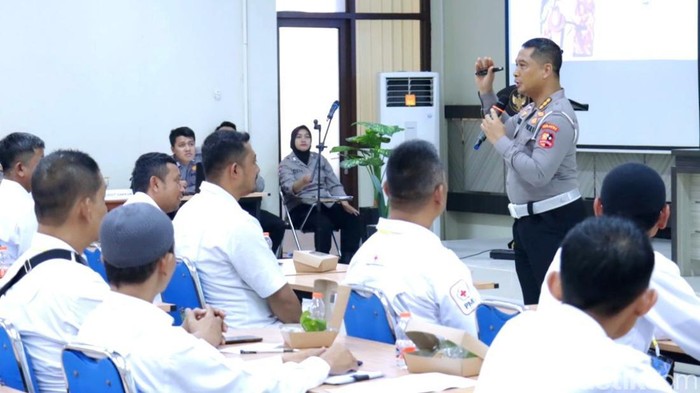 Ratusan sopir ambulans di Ciamis mendapat pelatihan dari Polri
