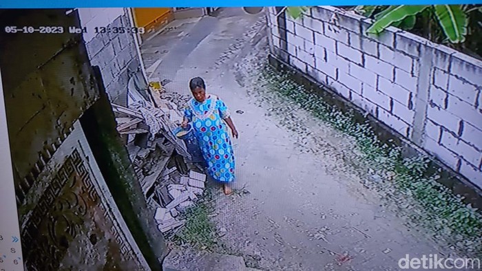 Rekaman CCTV saat Masriah membawa baskom diduga berisi kotoran manusia dan dilempar ke rumah Wiwik