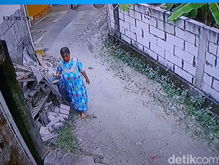 Rekaman CCTV saat Masriah membawa baskom diduga berisi kotoran manusia dan dilempar ke rumah Wiwik