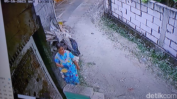Rekaman CCTV saat Masriah membawa baskom diduga berisi kotoran manusia dan dilempar ke rumah Wiwik