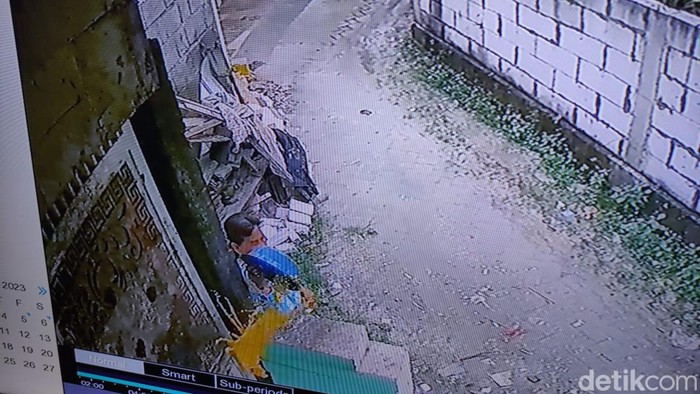 Rekaman CCTV saat Masriah membawa baskom diduga berisi kotoran manusia dan dilempar ke rumah Wiwik
