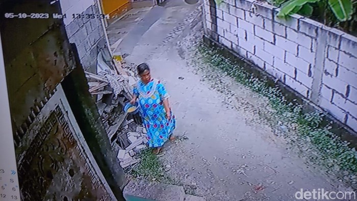 Rekaman CCTV saat Masriah membawa baskom diduga berisi kotoran manusia dan dilempar ke rumah Wiwik
