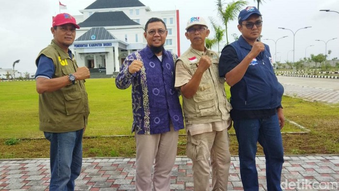 Para relawan Anies mendatangi kantor Pemkab pascaaksi kades dukung Ganjar.